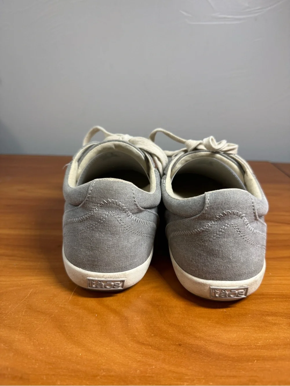 Taos Footwear Women's Star Sneaker Canvas‎ Shoe Light Grey Lace Up 10.5